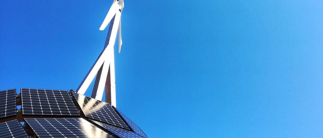 Solarpaneele und Windrad