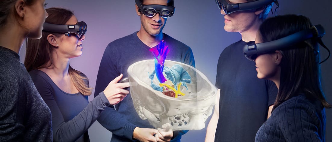 Ärzte mit VR-Brillen im OP
