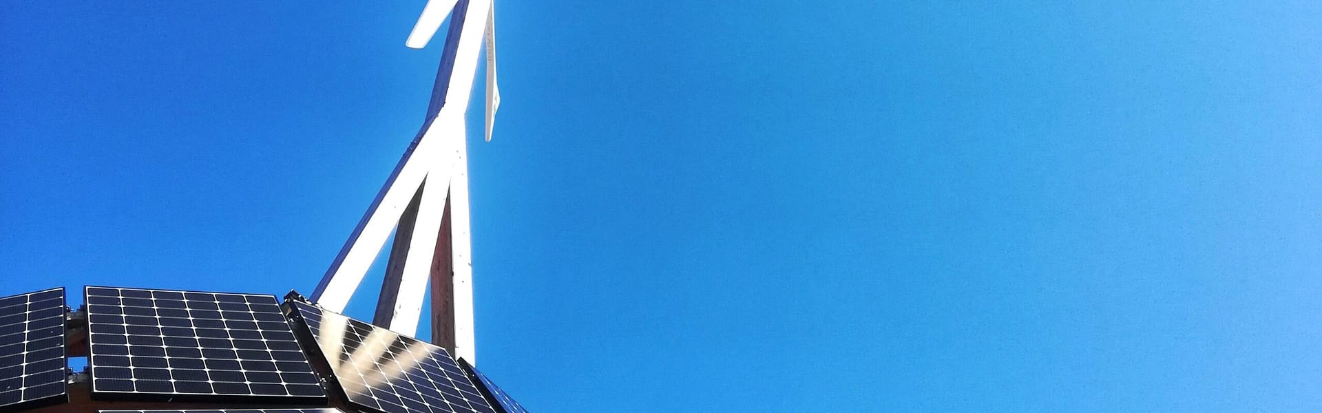 Solarpaneele und Windrad