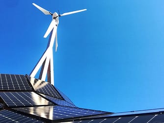 Solarpaneele und Windrad