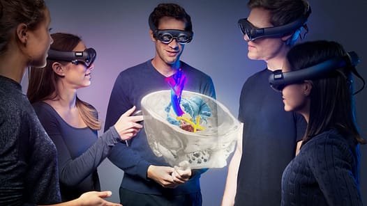Ärzte mit VR-Brillen im OP