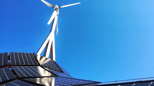 Solarpaneele und Windrad