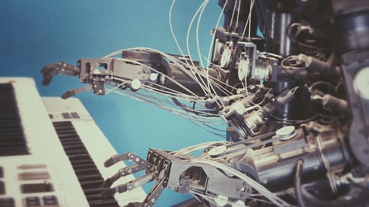 Roboter spielt Klavier